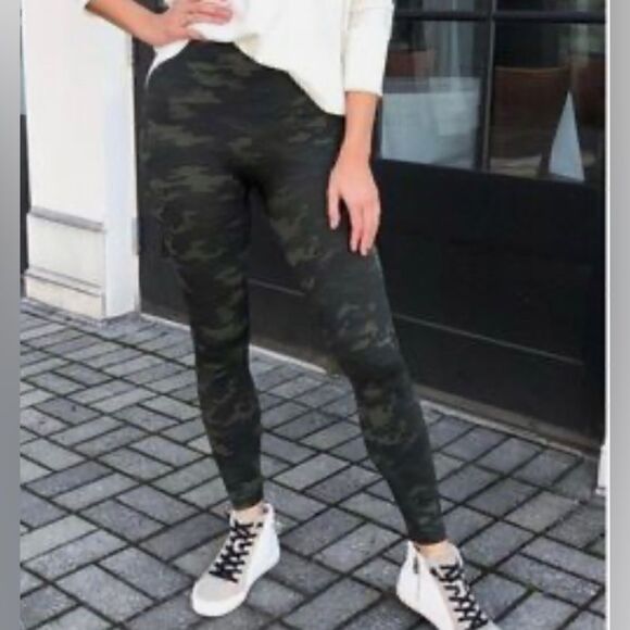 SPANX Leggings Black Camo Look at Me Now Women’s Size L Seamless Compress - Picture 1 of 9